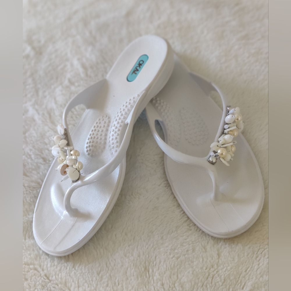Like New: OKA-Bee White Flip-flops Decorative Women's L (10-11)
